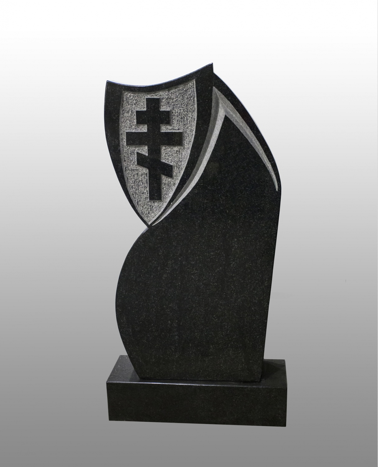 Памятник фигурный из карельского гранита с крестом АС-44